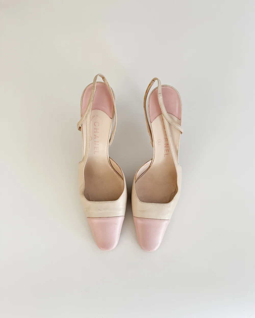 CHANEL ホワイト リボン付き ハイヒール Rare Chanel Ivory + Black CC Slingback Heels (IT 37.5)